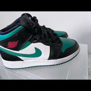 Air Jordan 1 Mid Black Pine Green